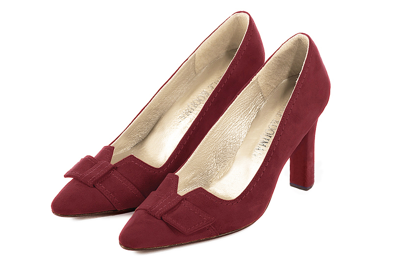 Burgundy red women's dress pumps, with a knot on the front. Tapered toe. High kitten heels. Front view - Florence KOOIJMAN